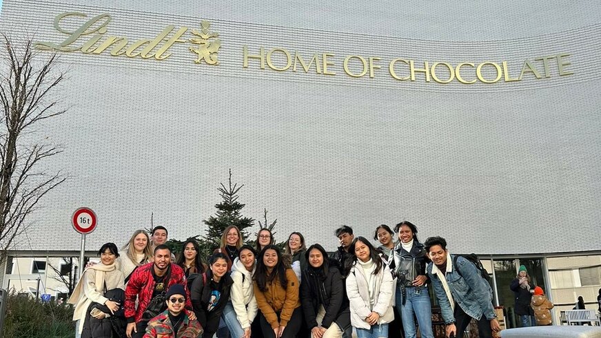 Gruppenbild vor der Schokoladenfabrik